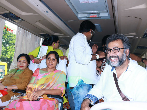 தனி பேருந்தில் பயணம்