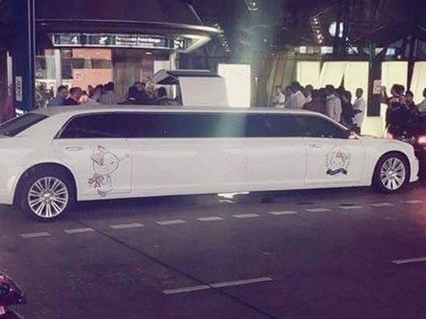 சொகுசு காரில்