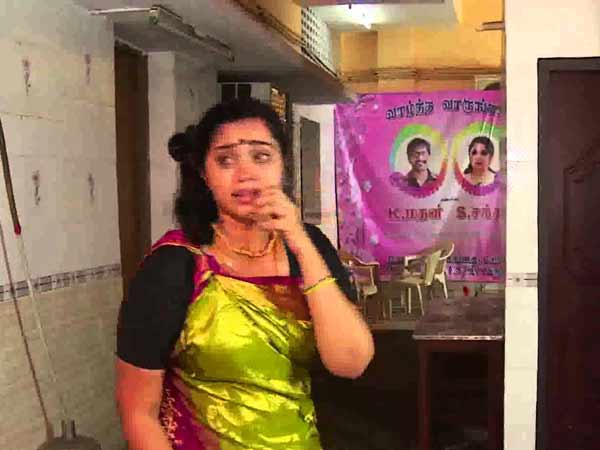 காதைக் கடிக்கும் மகன்...