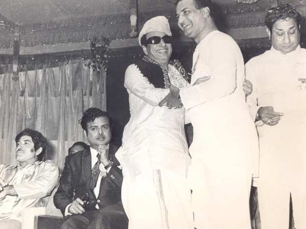 விருதுகள் :