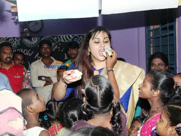 கேக் ஊட்டி, முத்தம் கொடுத்து