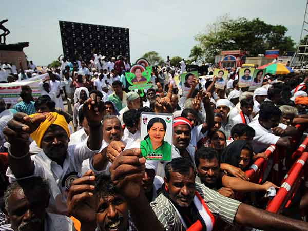 சாலை எங்கும் தொண்டர்கள்