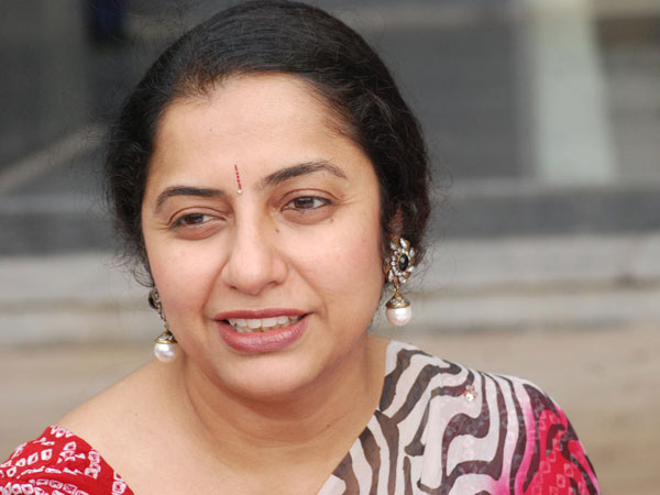 சிரஞ்சீவியைப் பாராட்டிய போது 