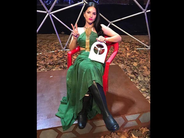 Sunny Leone Allows A Fan On Her Lap! 