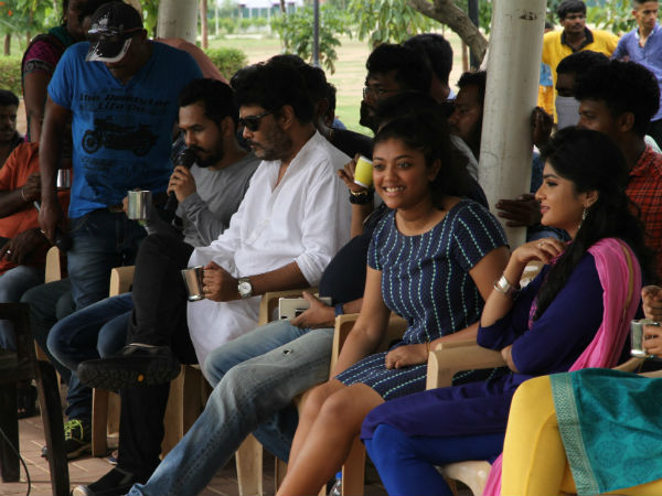 ஆதியின் குழு 