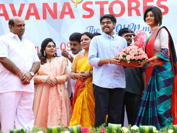 ரசிகர்கள் போதும் : 