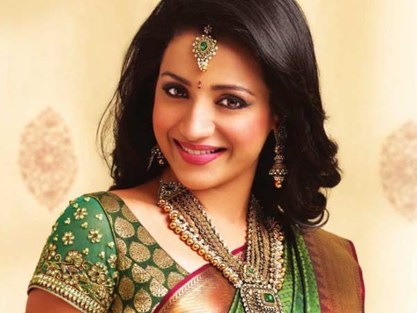 பள்ளிச் சீருடையில் காதல் காட்சிகள்