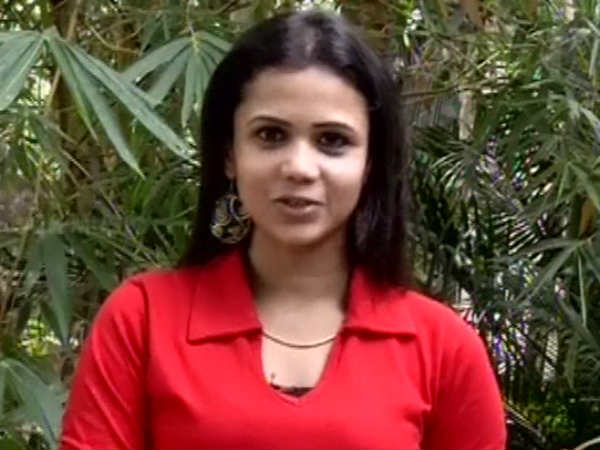  படித்துக்கொண்டே டிவி தொகுப்பாளினி