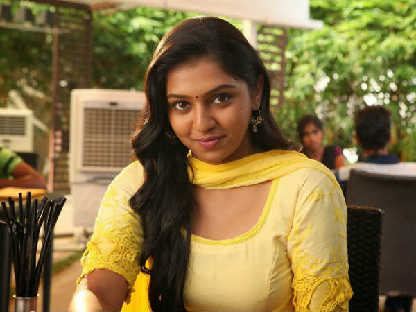பாடகி