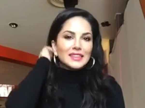 பிரபலங்களின் தத்ரூப சிலை