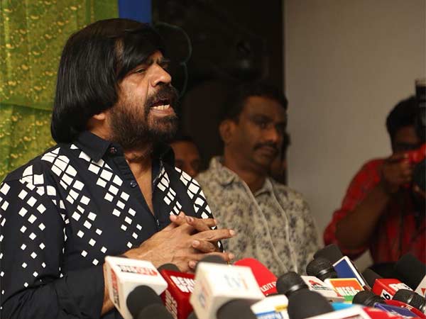 கலாய்க்கும் நெட்டிசன்ஸ்