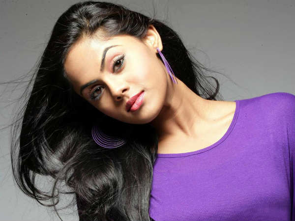 புருவ அழகி கார்த்திகா