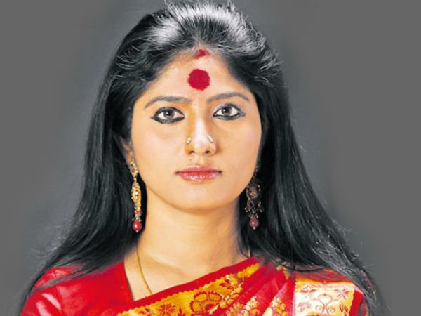 அம்மன் வேடத்தில் ஜூலி: 