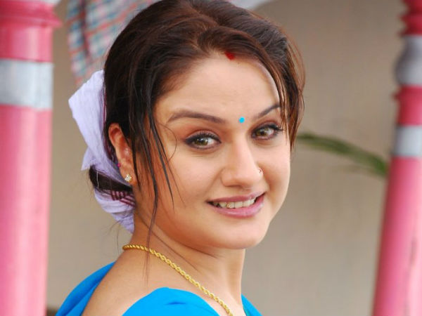 வில்லியான சோனியா அகர்வால்: 