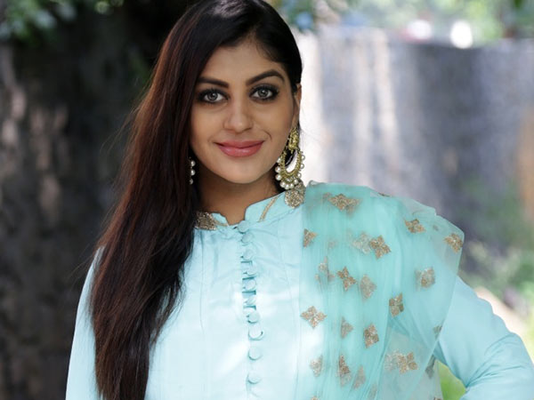 கிளாமர் நடிப்பு: 