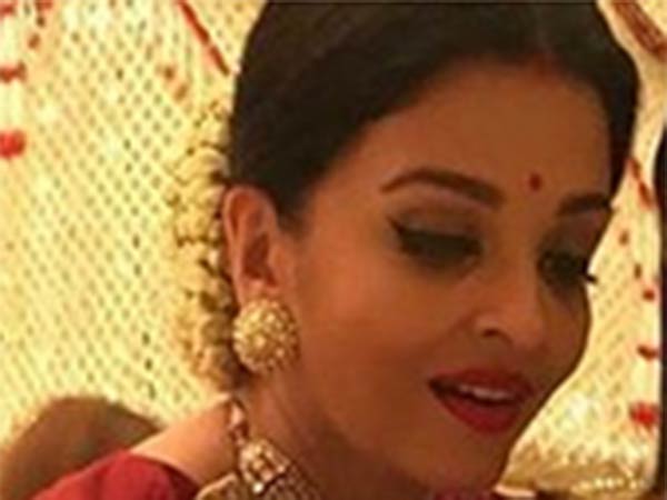 உணவு பரிமாறிய ஐஸ்: 