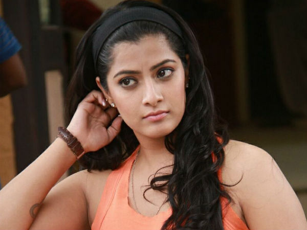 கோபத்தில் வரலட்சுமி 