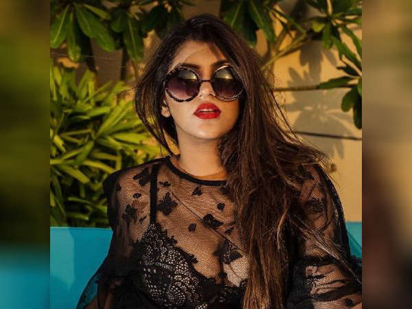 வறுத்தெடுத்த நெட்டிசன்ஸ் 