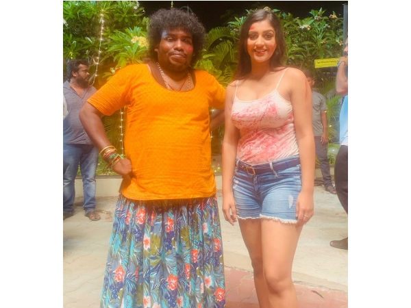 Yogibabus dedication for Zombie impresses Yashika