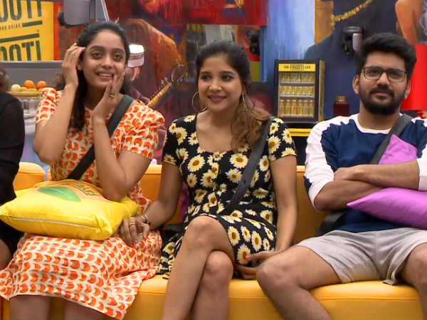 முதல் நாளில் லவ் ட்ராக் 