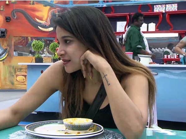 சிரிப்பாய் சிரித்தது 