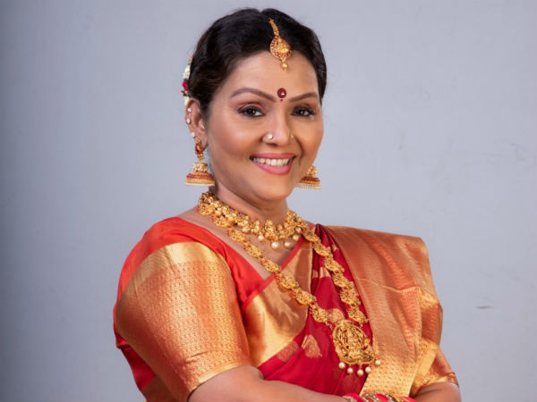 வெளியில் தாலிச்செயினை 