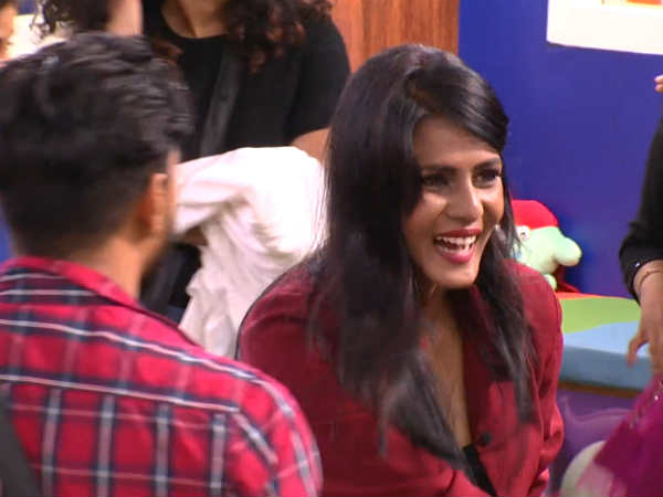 மீராவுக்கும் வனிதாவுக்கும் சண்டை 