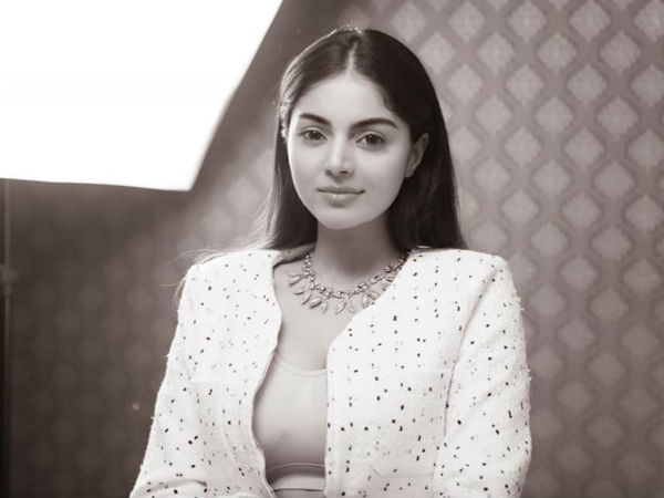 பிரபல நடிகை: 