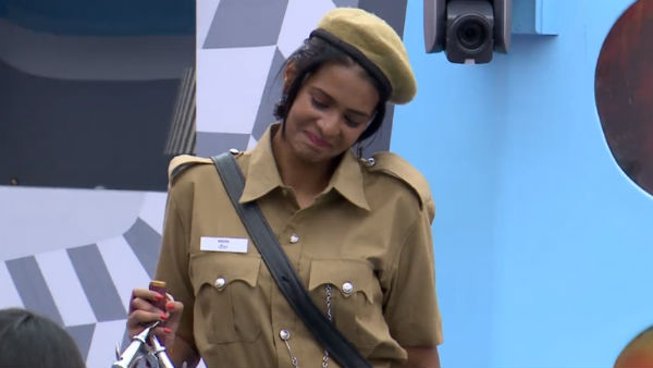 மைக்கை கழட்டி எறிந்த வனிதா 