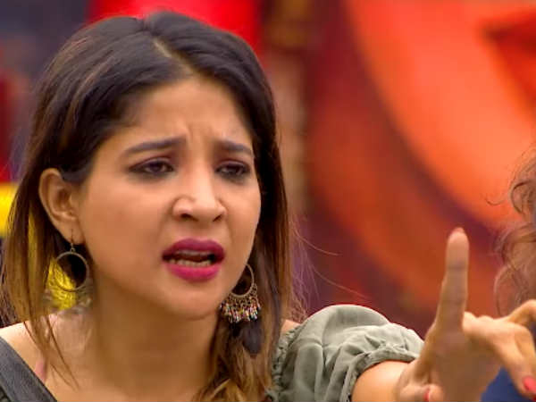 சாக்ஷியுடன் சண்டை 