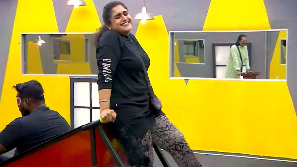 சம்பந்தமில்லாமல் பேசுகிறாய் சம்பந்தமில்லாமல் பேசுகிறாய்