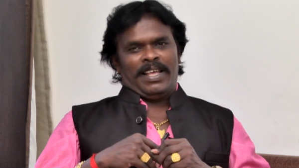 கட்டிப்பிடிக்கிறார்கள் 