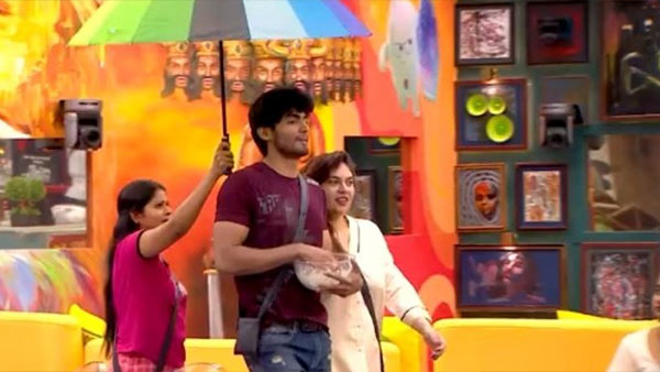 குடை பிடித்த மதுமிதா 