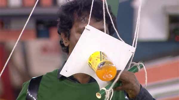 கையால் தொட்ட சேரன் 