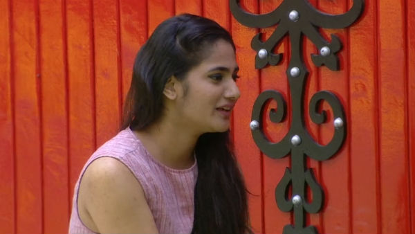 கண்ட இடத்தில் கை வைத்து 