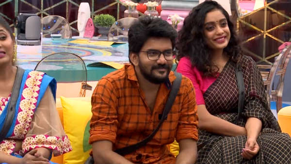 எஸ்கேப்பாக பார்த்த கவின் 