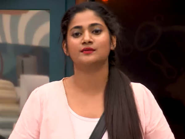 மிக்ஸர் சாப்பிடும் லாஸ்லியா 