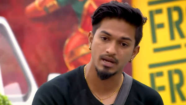 கையில் என்ன ஆச்சு? 