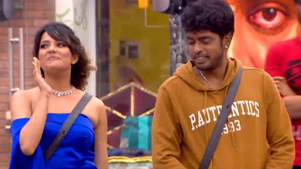 கவர்ச்சி தூக்கலாக ஒய்யார நடை 