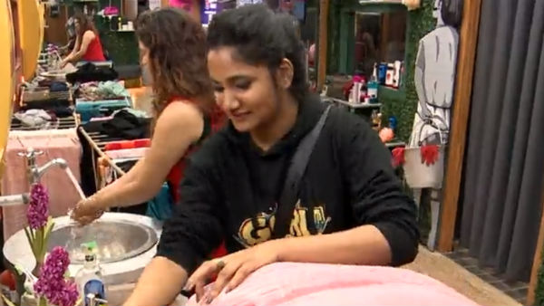 குளிப்பாட்டிய லாஸ்லியா 