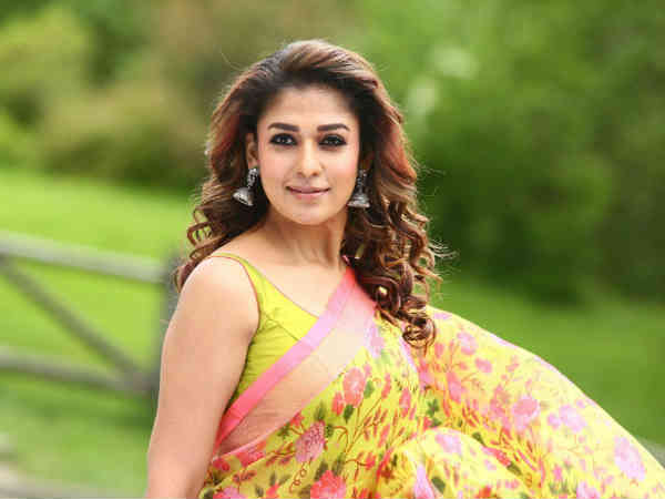 அழகு பார்க்கும் நயன் 