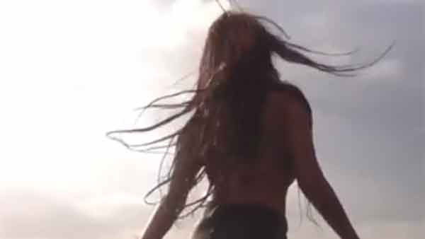 நாயுடன் கவர்ச்சி ஆட்டம் 