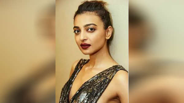 மார்பு தெரியும்படி 