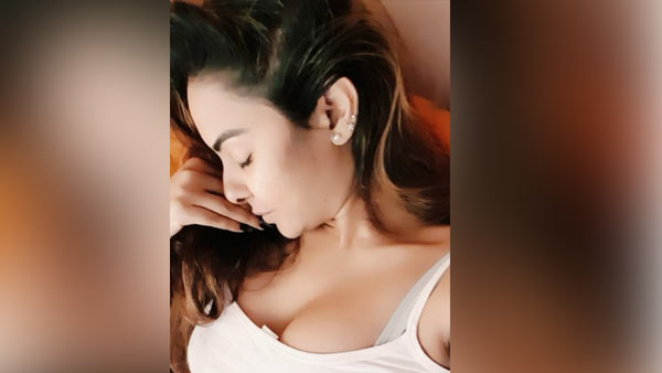 மேலாடை இன்றி 