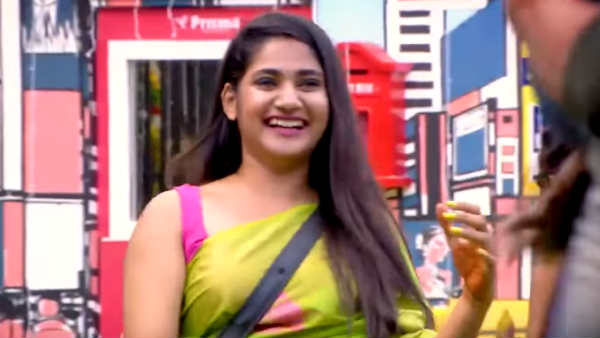 சேலையில் அசத்தல் 