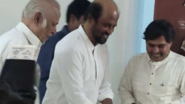 குத்துவிளக்கேற்றினார் 