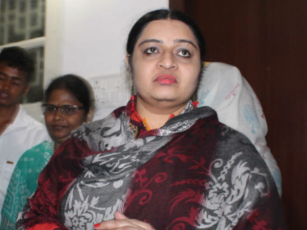 High court granted permission to deepa to sue a civil suit on Jayalalithas biography 