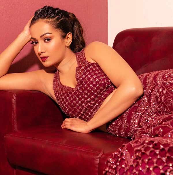 Catherine Terasas latest glamour photo shoot