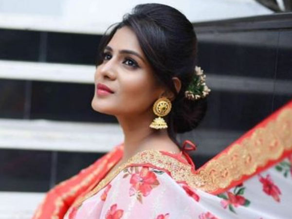 சேலையில்தான் அழகு 