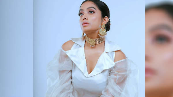 முன்னழகை காட்டி 